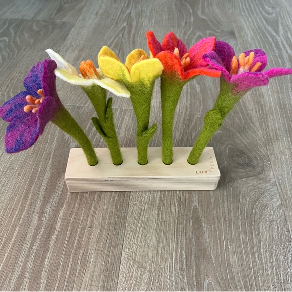 Lovevery Montessori Colorful Felt Flower Arrangement - Picture 2 of 7